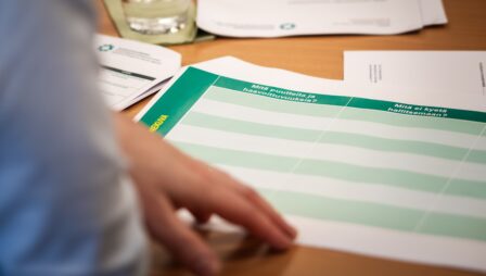 Pöydällä on paperi, jossa lukee omissa sarakkeissaan: "Tilannekuva: mitä puutteita ja mitä haavoittuvuuksia, mitä ei kyetä hallitsemaan." Käsi pitää paperia pöydän päällä.