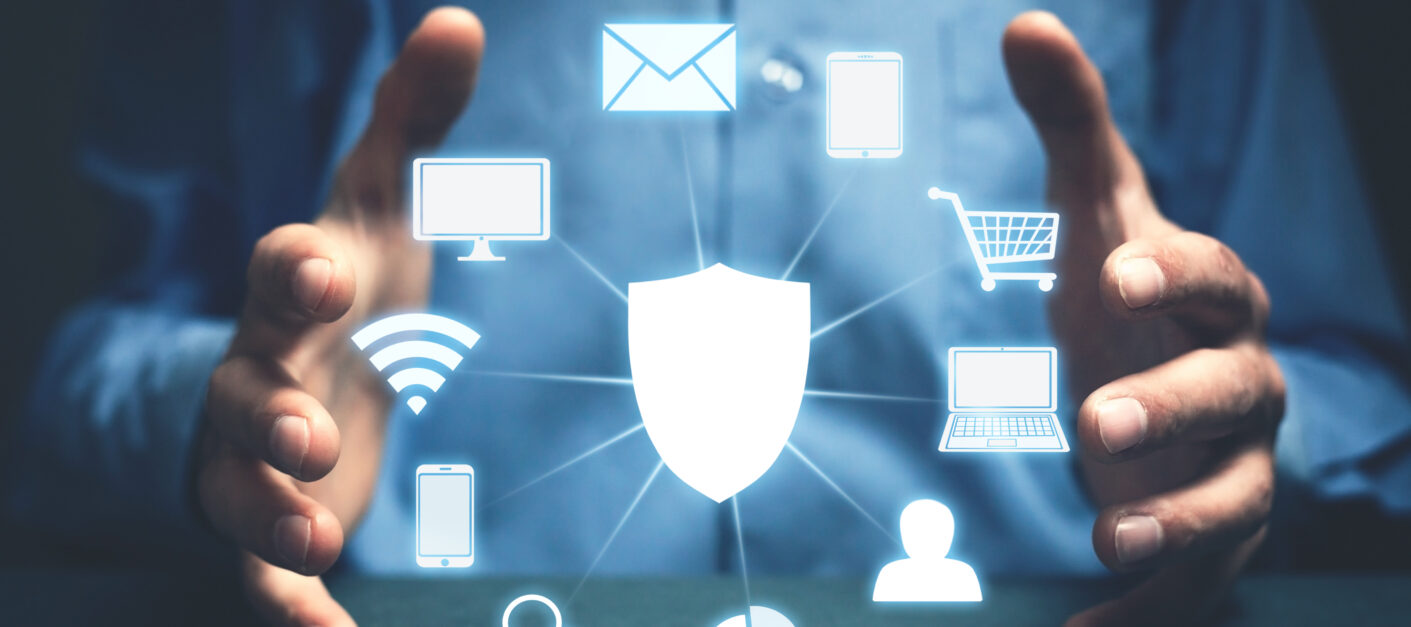 Kauluspaitainen henkilö pitää käsiään eteenpäin työnnettynä. Käsien välissä on kuvanmuokkauksella lisätty erilaisia tietoturvaan ja internetiin liittyviä kuvakkeita.